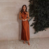Adrianna | Satynowa sukienka maxi z halter i rozcięciem